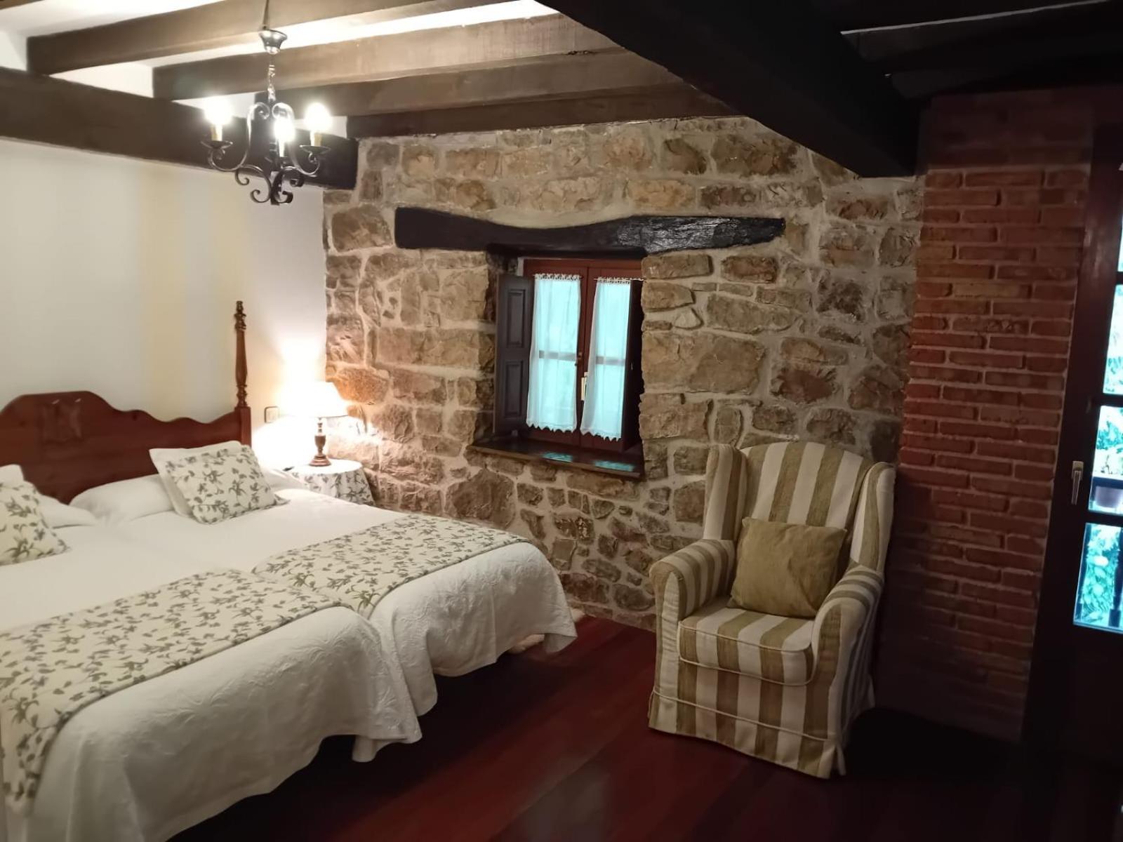 Hotel La Punvieja à Los Tojos Extérieur photo